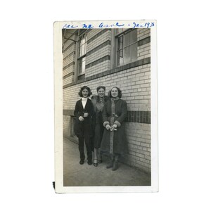 Vintage Snapshot Trio of Young Women in Coats with Fur 1930s Vintage Photo writing on front W2 afbeelding 1