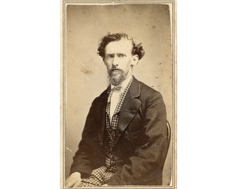 Dames ~ CDV des années 1860 ~ Homme sérieux aux cheveux sauvages, gilet à motifs et pantalon de costume ~ Carte de visite ~ Photos anciennes