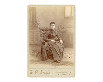 Fonda New York ~ Carte de meuble des années 1880 ~ Femme victorienne en robe ornée de soutache ~ Photo de meuble ~ Photo ancienne