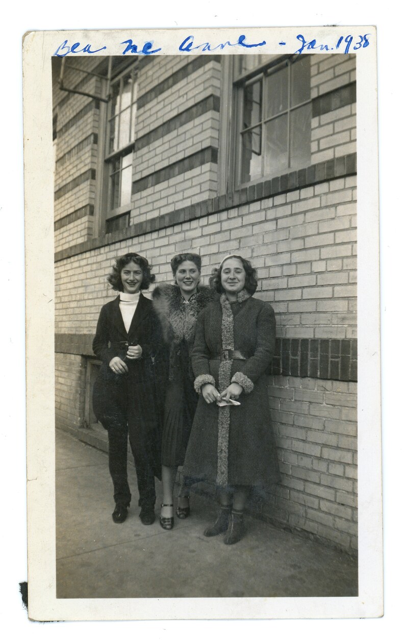 Vintage Snapshot Trio of Young Women in Coats with Fur 1930s Vintage Photo writing on front W2 afbeelding 2