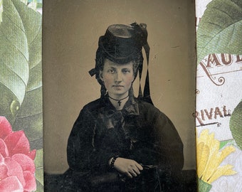 Mode victorienne ~ Type de fer blanc ~ Portrait d'une femme des années 1870 aux joues teintées ~ Type de fer blanc ~ Photo ancienne