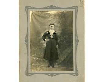 Carte de placard des années 1890 ou début des années 1900 ~ Belle femme avec une main sur la hanche ~ Photo de placard ~ Photo ancienne