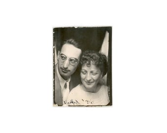 S1930s Vintage Photobooth, Couple Looking Away from Camera PB1