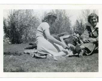 Sticking her Tongue Out ~ 1940s Vintage Photo ~ Fun Group of Young Women and Faceless Man in Bakersfield ~ Vintage Snapshot ~ writing GR6