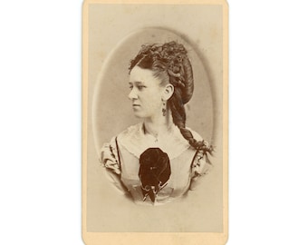 Jackson Michigan Beauty ~ CDV ~ Profil d'une femme des années 1870 avec une coiffure élaborée ~ Carte de visite ~ Photos anciennes