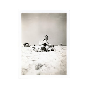 Portrait de plage ~ Instantané vintage ~ Femme en bikini sur la plage ~ Photo vintage S35