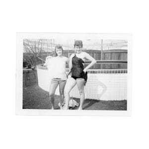 Couvrez-vous ~ Instantané vintage ~ Femmes en bikini ou en sous-vêtements au bord de la piscine ~ Photo vintage W16