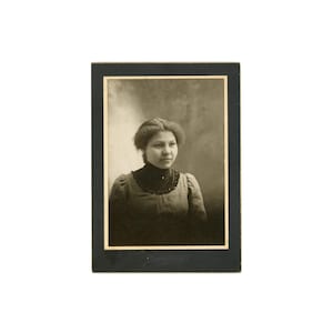 Carte d'identité pour armoire ~ Jeune femme noire à Hillsdale, Michigan ~ Photographes Dey & Hayden ~ Id'd Antique Photo
