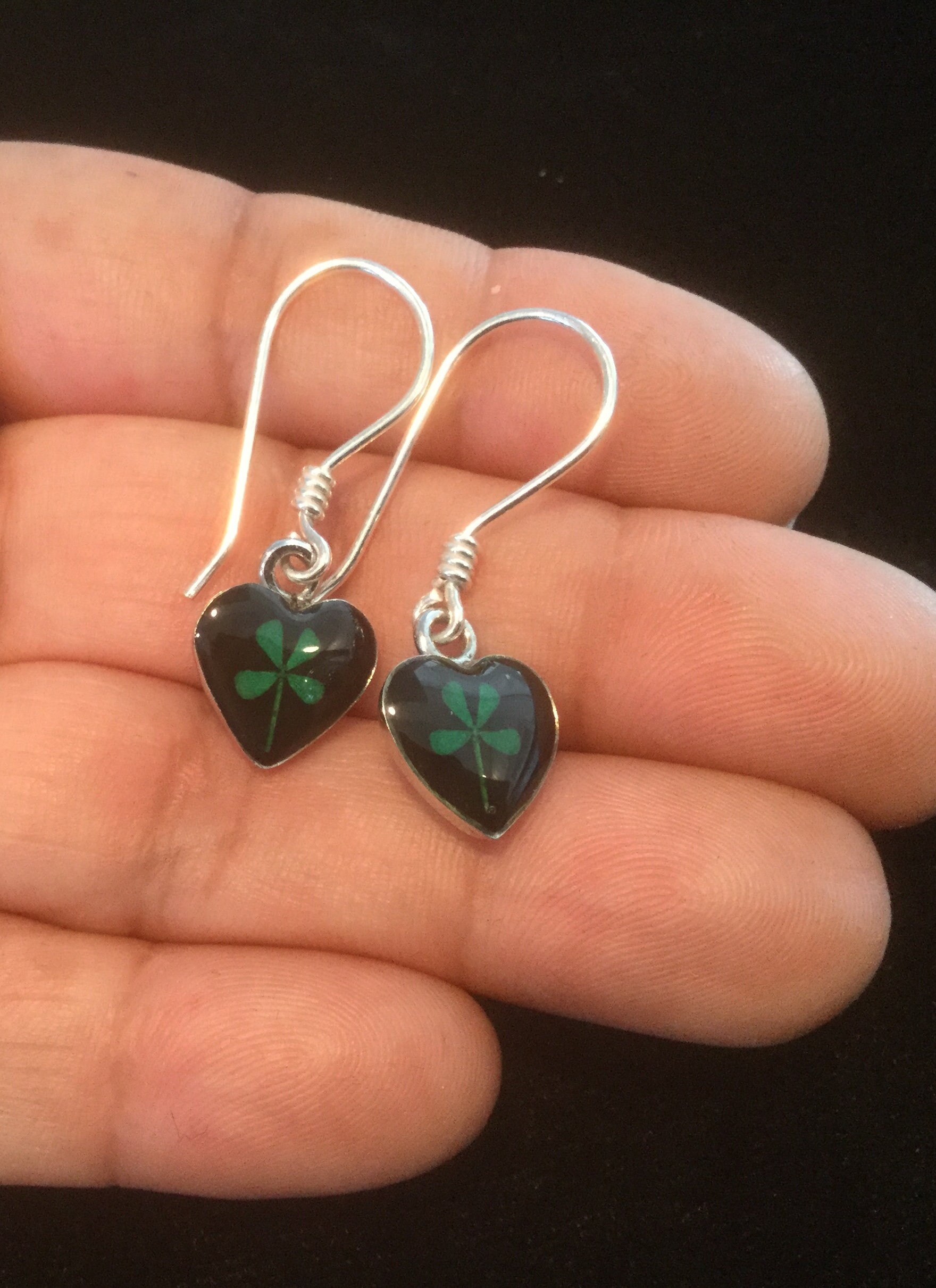 SLUYNZ Orecchini a forma di trifoglio verde in argento