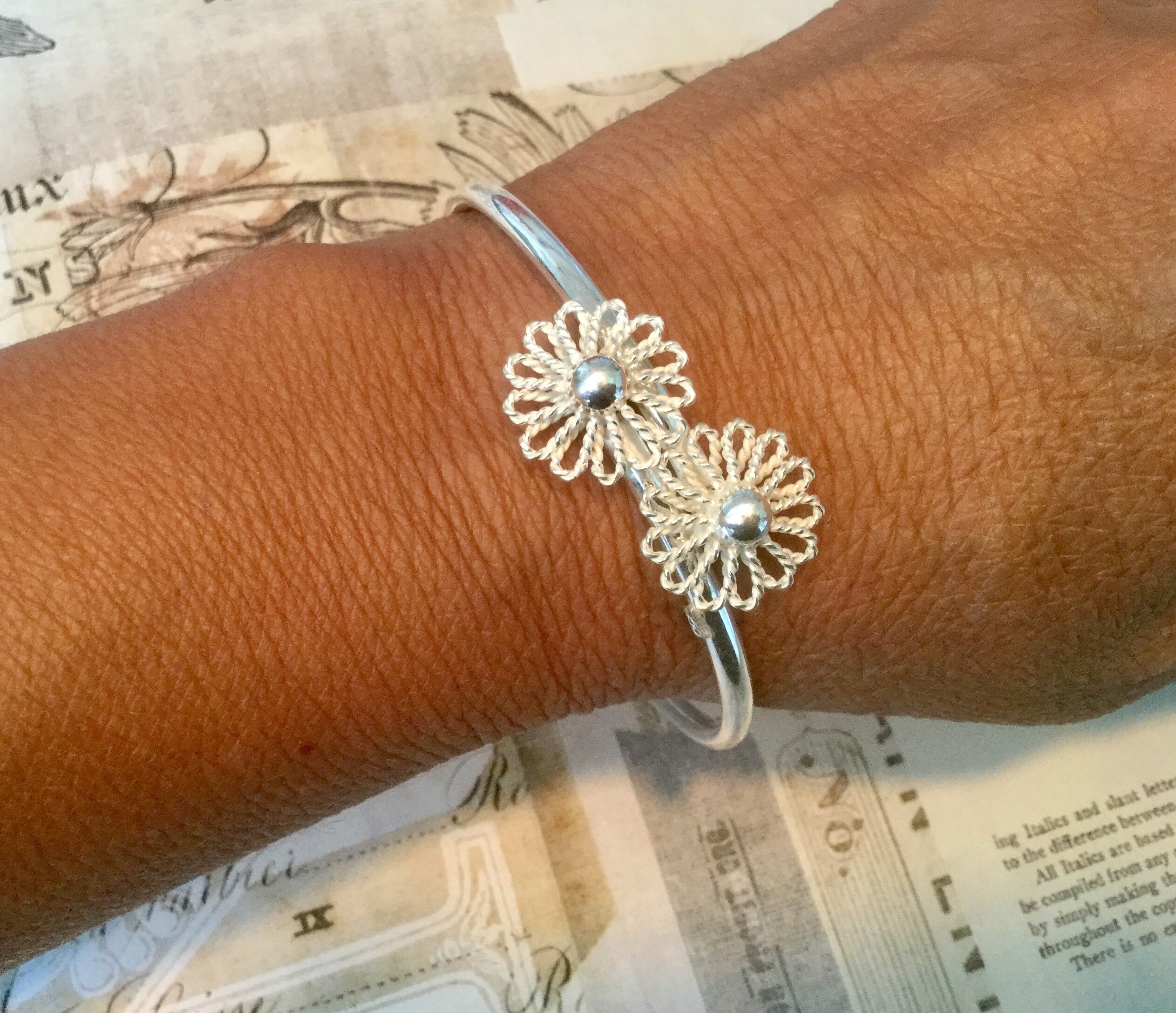 デイジーカフブレスレット、スターリングシルバー、フラワーカフ