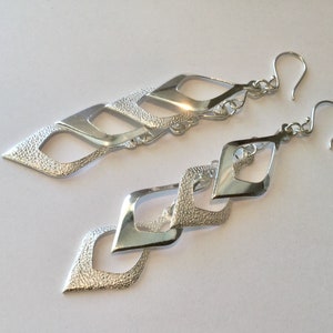 Lange zierliche gehämmert Silber Ohrringe, moderne Sterling Silber Ohrringe, Freundin Geschenk