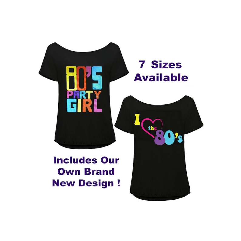 K&ouml;nnte beinhalten: Zwei schwarze Off-Shoulder-T-Shirts. Eines zeigt den Text "80's PARTY GIRL" in bunten Blockbuchstaben. Das andere sagt "I love the 80's" mit einem Herz. Der Text "7 Sizes Available" ist ebenfalls sichtbar.