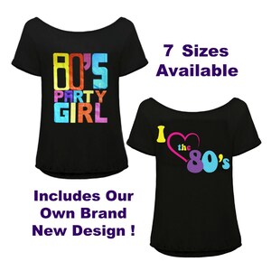 K&ouml;nnte beinhalten: Zwei schwarze Off-Shoulder-T-Shirts mit 80er-Jahre-Grafiken. Ein Shirt tr&auml;gt die Aufschrift "80's PARTY GIRL" in bunten Buchstaben. Das andere sagt "I love the 80's". Der Text auf dem Bild lautet "7 Gr&ouml;&szlig;en verf&uuml;gbar" und "Enth&auml;lt unser eigenes neues Markendesign!"