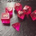 Wiz Dice 7-teiliges Polyeder-Würfel-Set – Faerie Fire (transparentes Pink), Inklusive Samtbeutel, Für RPG & Tabletop