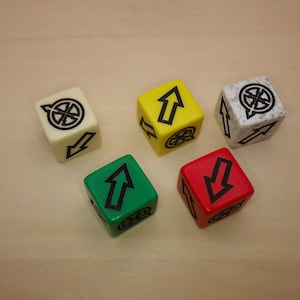 Puede incluir: Cinco dados con caras de diferentes colores. Los dados son blanco, amarillo, rojo, verde y gris. Cada dado tiene un s&iacute;mbolo diferente en cada cara. Los s&iacute;mbolos son un c&iacute;rculo con una l&iacute;nea que lo atraviesa, una flecha apuntando hacia arriba, una flecha apuntando hacia abajo y un c&iacute;rculo con una l&iacute;nea que lo atraviesa.