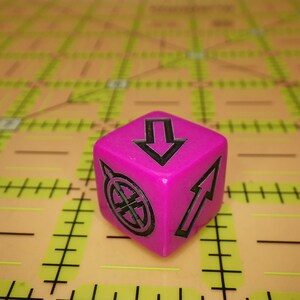 Scatter Die 16mm D6 | Directional Arrow Dice | Wargaming Blast Marker | Tabletop RPG Utility / Randomizer | Warhammer 40k AoS Accessory Tool Magenta