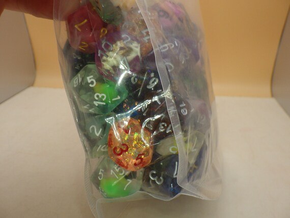 Lot De Dés En Résine 'Pound Of Dice' - Environ 80 à 100 Dés Mélangés, Couleurs Et Formes Variées - 13