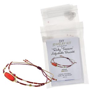 Puede incluir: Un kit de joyería DIY para una pulsera ajustable. El kit incluye instrucciones, cuentas, un enlace e hilo. La pulsera presenta una piedra de color rubí y detalles dorados. El kit está empaquetado en una bolsa de plástico transparente.