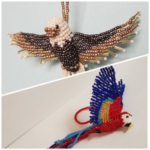 Könnte beinhalten: Zwei Perlenvogel-Ornamente, eines ein brauner und goldener Adler und das andere ein roter, blauer und goldener Papagei.