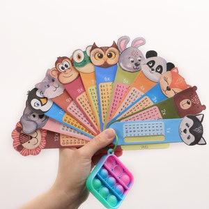 Las tarjetas didácticas de multiplicación de animales hechas a mano con material mate y juguete de aprendizaje interactivo incluyen un juguete Pop-Its de 3x3 para alentar a los estudiantes.
