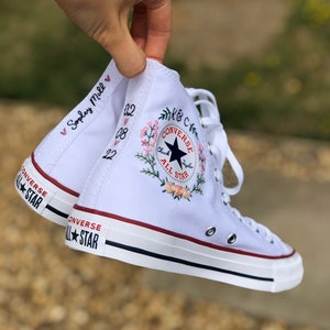 Buquê floral rosa bordado à mão com iniciais de noiva Converse cano alto