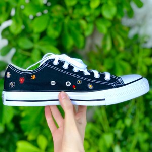 Margherita di fiori ricamata Chuck Taylor converse nera | Etsy Italia