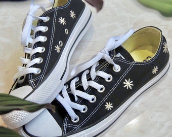 Custom hand embroidered daisy Converse