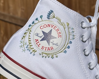 Converse personalizadas bordadas a mano - insignia floral azul