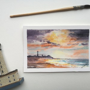 aquarelle originale format carte postale d'un coucher de soleil sur un phare au bord de la mer, peinture originale, océan