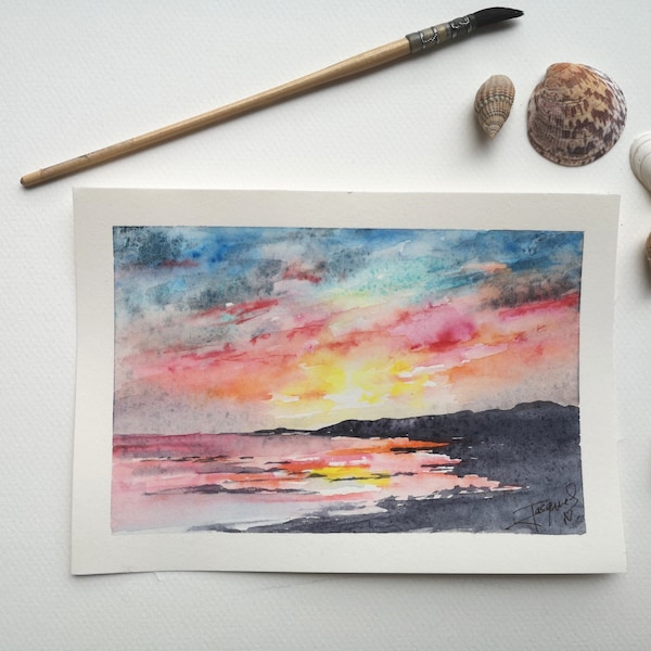 aquarelle originale format carte postale d'un coucher de soleil rose orange au bord de la mer, peinture originale, océan