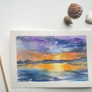 aquarelle originale format carte postale d'un coucher de soleil orange et violet au bord de la mer, peinture originale, océan