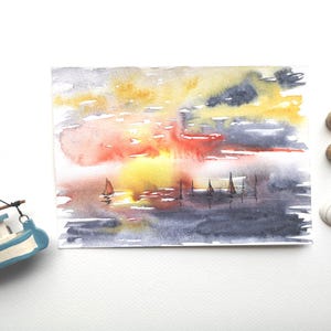 aquarelle originale format carte postale d'un coucher de soleil sur des voiliers au bord de la mer, peinture originale, océan
