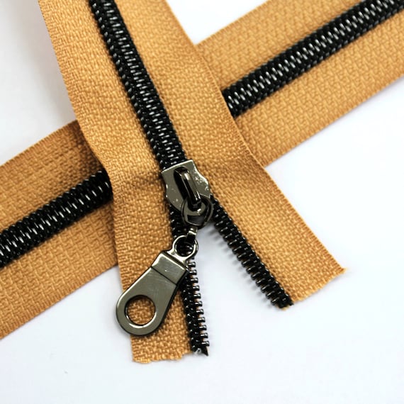 Size #5 Gunmetal Collection Kit 2, 5 yards of #5 Nylon Zipper Tape with  Gunmetal Coil & 15 Zipper Pulls, zipper tape