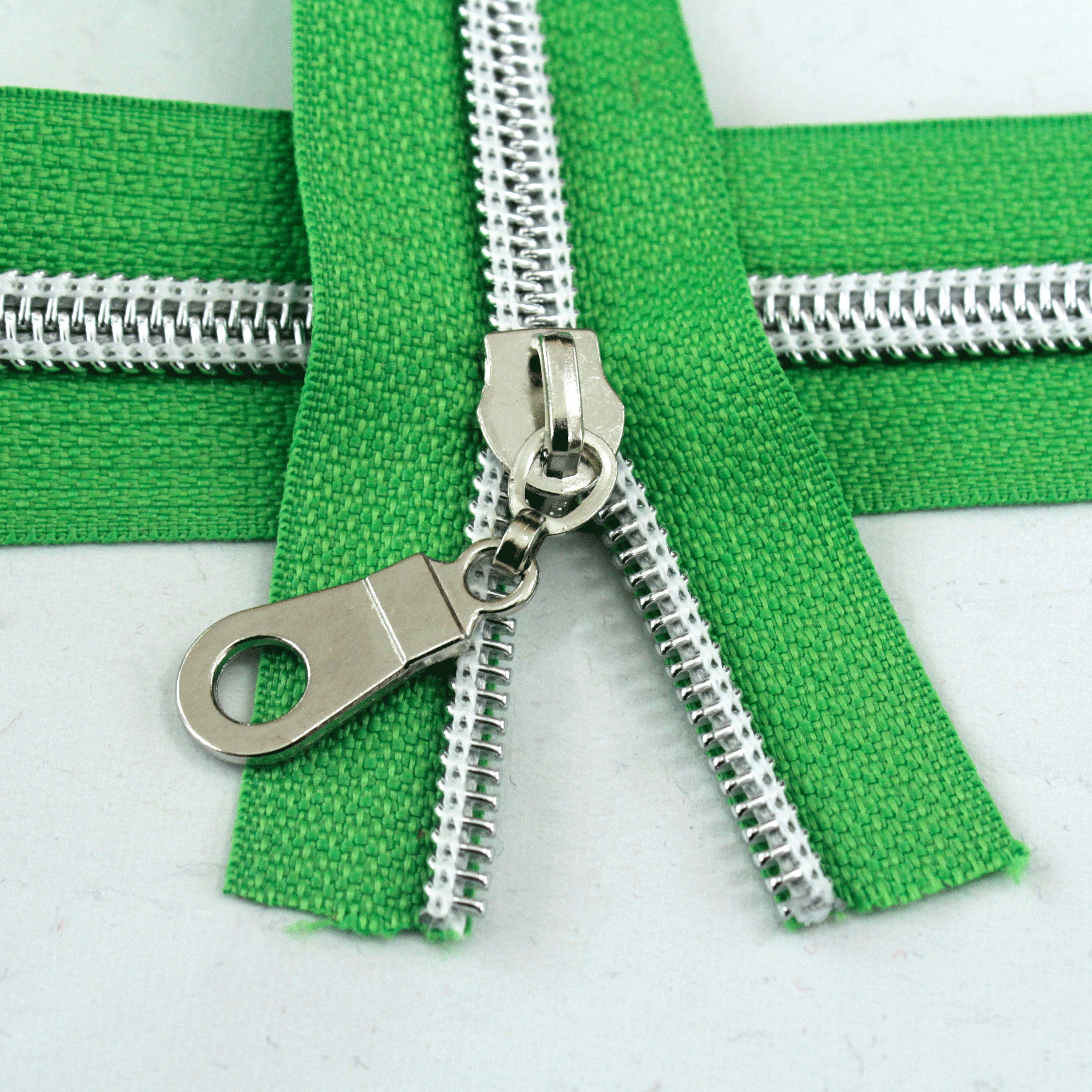 Size 5 Spring Green Zipper With Silver Coil 5 Yards & 15 Regular donut  Zipper Pulls -  Finland