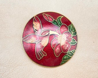 Broche redondo guilloché cloisonné esmaltado. un patrón de flores y colibríes.