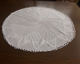 Napperon de 58 cm de diamètre. Blanc naturelle. Napperon au crochet fait main, Décoration d'intérieur, Décoration de meuble.