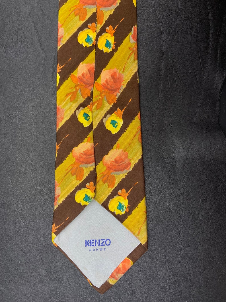KENZO Vintage-Krawatte. Seidenkrawatte in den Farben Blau und Gelb. Aus den 1980er Jahren. Bild 10