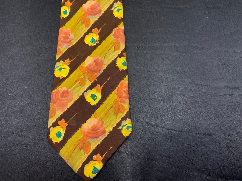 KENZO Vintage-Krawatte. Seidenkrawatte in den Farben Blau und Gelb. Aus den 1980er Jahren. Bild 9