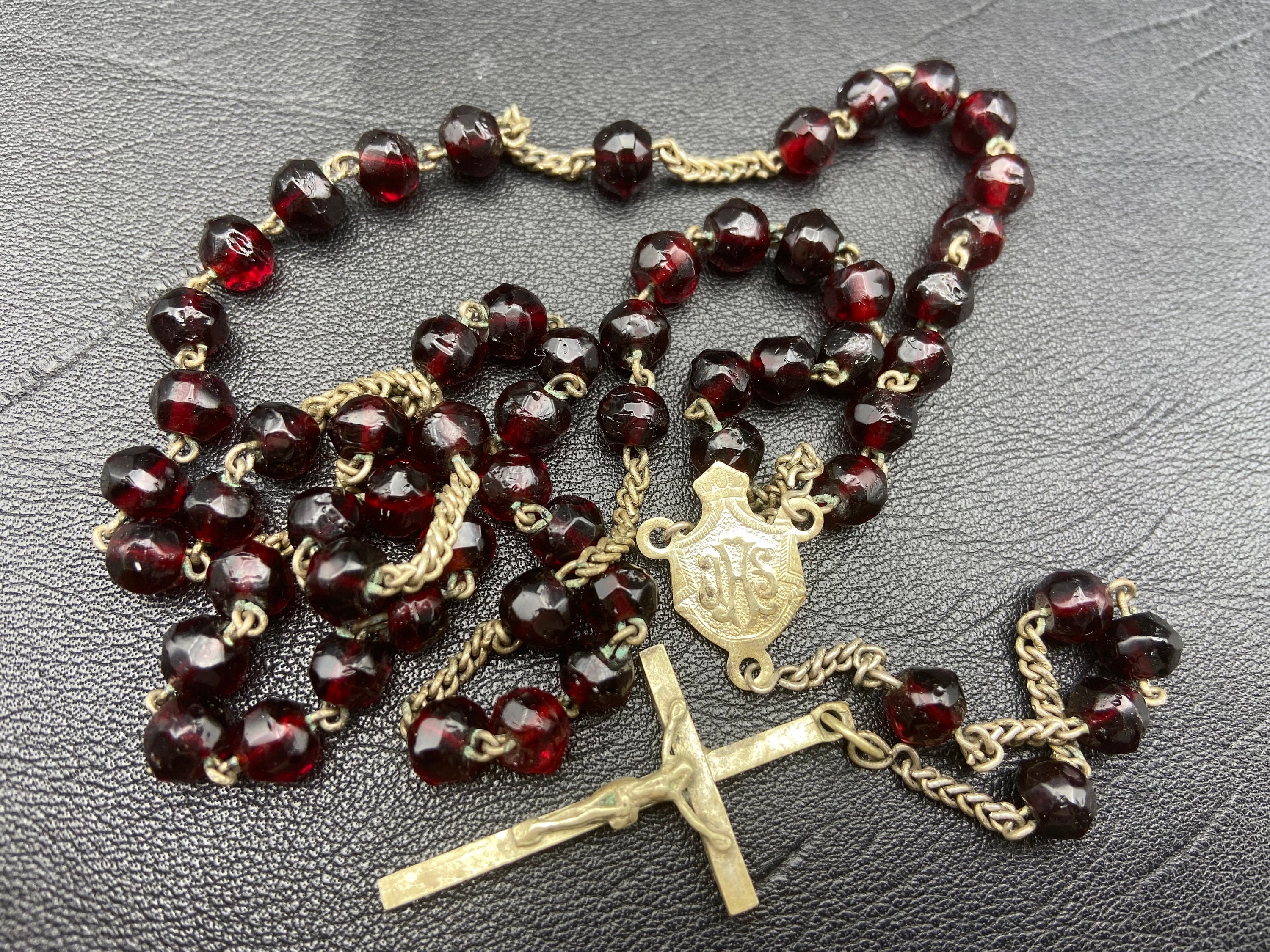 Chapelet Antique en Verre Grenat et Métal Argente. Cadeau Religieux.