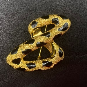 ORENA Broche de cinta vintage en metal dorado y esmalte negro en forma de ocho. Regalo para mujer. Broche unisex. imagen 9