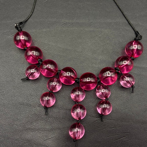 Collier à franges  avec perles rose. Perles plastique, transparentes en style glam boho. Collier pour femme.