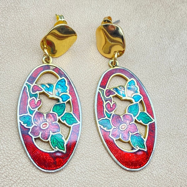 Vintage-Ohrringe. In Cloisonné- und Guilloché-Email. Ovale Form mit Blumen- und Schmetterlingsmuster. Rot, Grün und Blau.