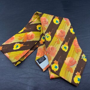 KENZO Vintage-Krawatte. Seidenkrawatte in den Farben Blau und Gelb. Aus den 1980er Jahren. Bild 4