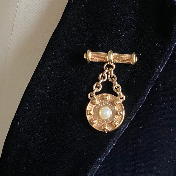 AGATHA Paris Broche vintage. Comme une Médaille avec charmes pendants cabochon perle.