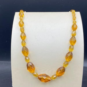 Collier vintage verre à facettes belle gradué  couleur jaune Cognac.