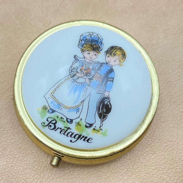 Boîte à pilule avec dessin un couple romantique bretonne sur porcelaine.