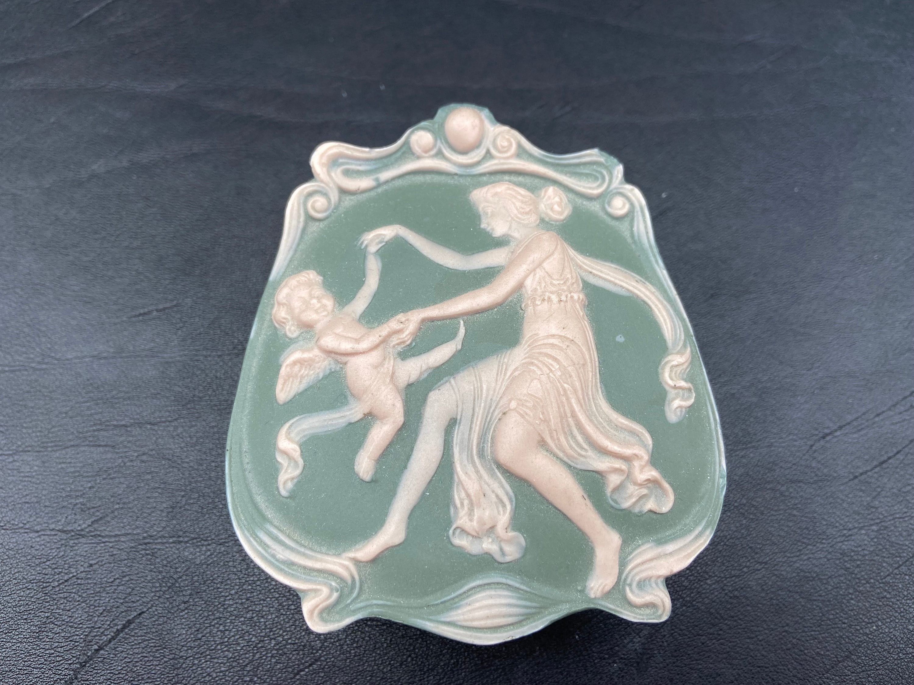 Boîte à Bonbons. Wedgwood Vert Sauge. Ange Jouant avec La Déesse.