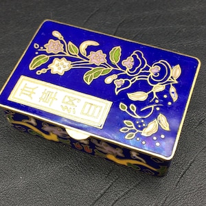 Caixa Cloisonne chinesa vintage em esmalte e latão com desenho de dragão e flor.