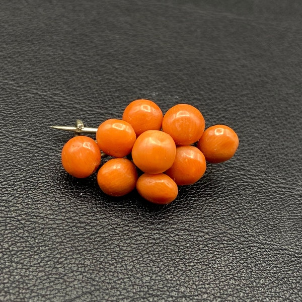 Corail méditerrané naturel victorien antique broche en métal blanc. Corail saumon. Broche avec 9 coraux.