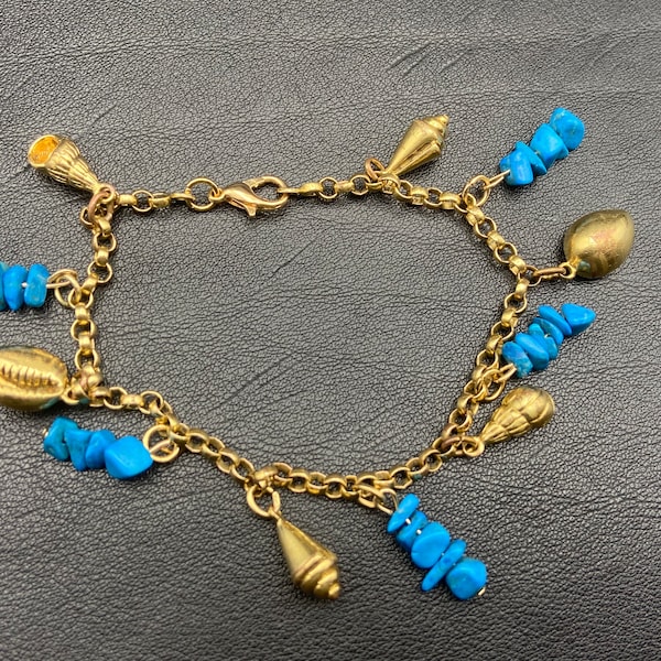 Bracelet Français vintage avec  breloques coquillage  dorée et turquoise.  Un super cadeau pour femme.